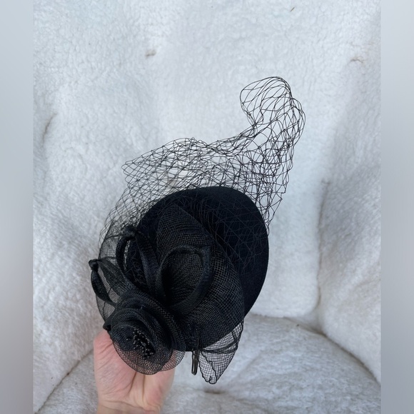 2pc. Elegant Party Black and Red Fascinator Lawliet Woman's Hair Fashion Piece - Picture 5 of 12